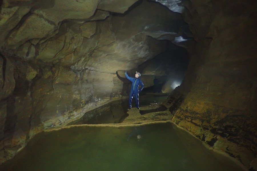 Spéléo dans une rivière souterraine de l'Hérault