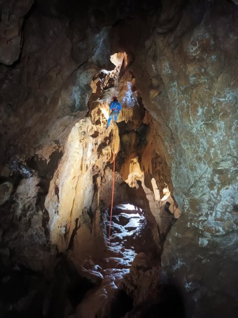 Faire du rappel en speleo dans l'herault