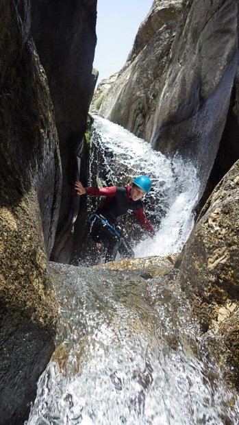 Passage sous cascade dans le canyon du Tapoul en cévennes
